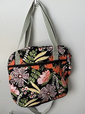 Thirty-One Weekender Bag Multi Color Canvas Gym, Beach Duffle Pockets Zip EUC